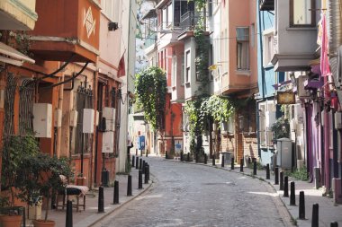 Hindi İstanbul 12 Haziran 2023 Eski Balat 'taki kafe önünde. Balat, İstanbul 'da popüler bir turizm beldesi