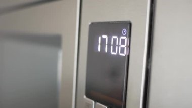 Erkeklerin el kameralarını kapat. Sıcaklık ayarlarını fırına kur.