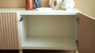 Açılmış boş bir çekmecenin üst görünümü .