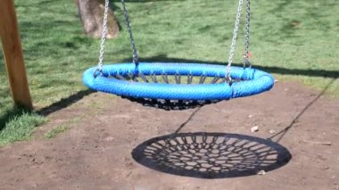Çocuk parkında sallanan bir bebeğin yakın çekimi..