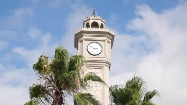 Mavi gökyüzü karşı saat kulesi