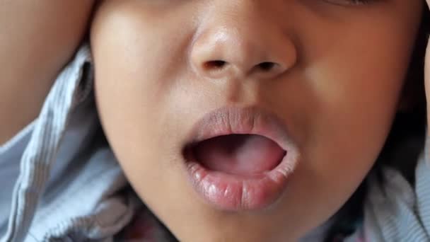 Крупним Планом Дитина Кричить Вдома Повільний Рух — стокове відео