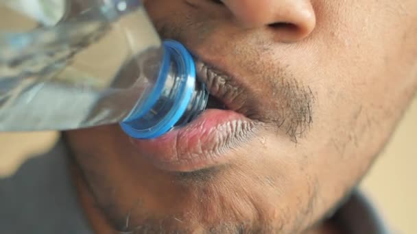 Hombres Jóvenes Que Beben Agua Una Botella Agua Plástico — Vídeos de Stock