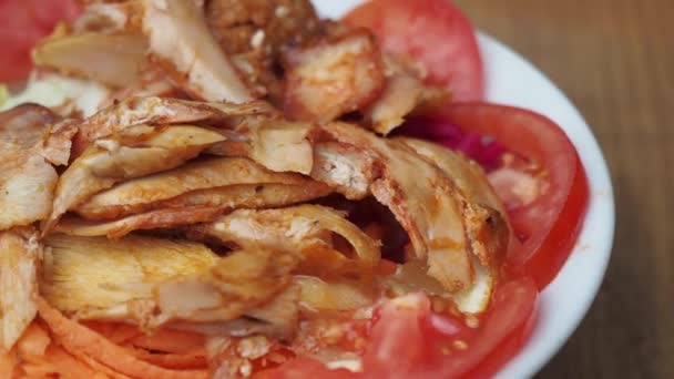 Κοτόπουλο Ντόνερ Kebab Και Ντομάτα Ένα Πιάτο — Αρχείο Βίντεο