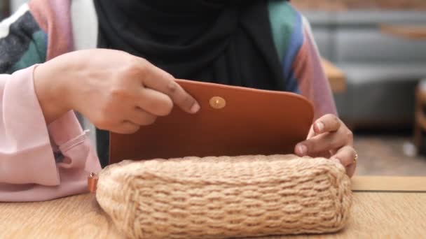 Женщины Берут Смартфон Повседневной Сумочки — стоковое видео