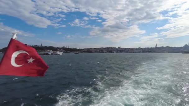 トルコ国旗のボートから見た — ストック動画