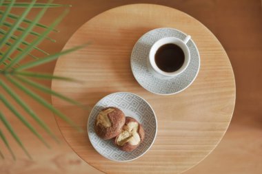 Çikolatalı tatlı kurabiye ve masada sade kahve. 