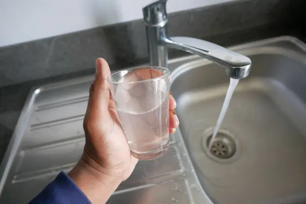 Bardaktaki musluktan kirli su akıyor.