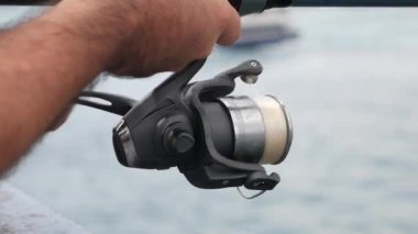 Oltalı balıkçı, makaralı. 