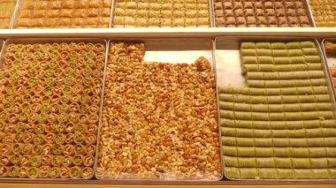 Dükkanda Türk tatlıları satılıyor. ,