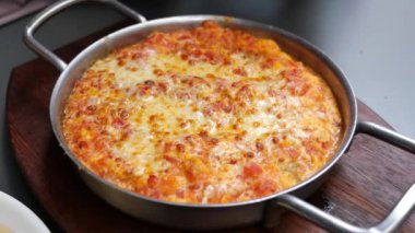 Türk Menemen omleti tavada. 