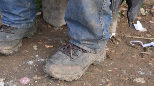 街上穿着脏鞋子的穷人 — 图库视频影像