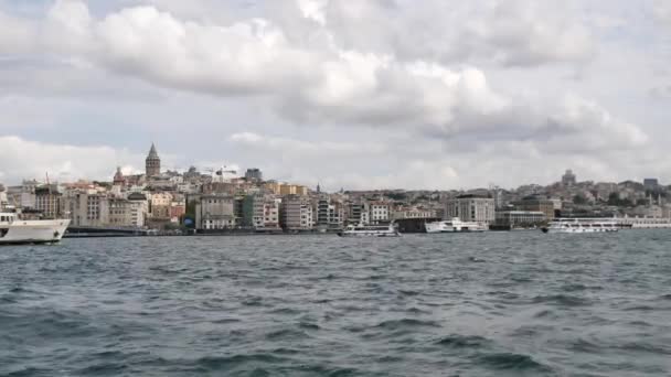 Navighează Feribotul Râul Bosfor Istanbul Turnul Galata Fundal — Videoclip de stoc