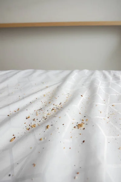 Βρώμικο Λεκέ Σκόνη Λευκό Κρεβάτι — Φωτογραφία Αρχείου