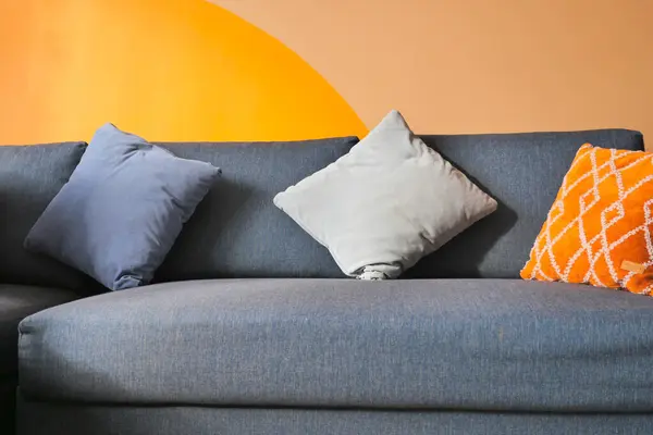 Современный Синий Диван Подушками Гостиной Дому — стоковое фото