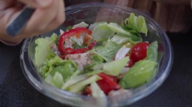 Taze sebze kasesi masada.