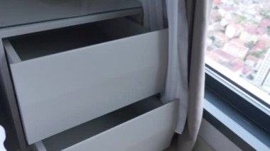 Açılmış boş bir çekmecenin üst görünümü .