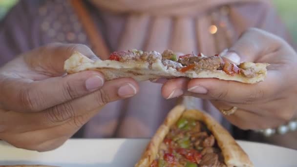 Γυναίκες Χέρι Πάρει Μια Πίτσα — Αρχείο Βίντεο