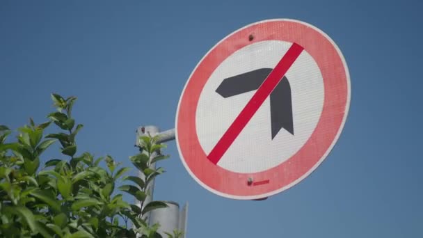 Знак Поворот Налево Запрещен Против Голубого Неба — стоковое видео