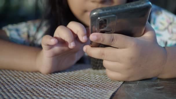 Παιδί Κορίτσι Βλέποντας Κινούμενα Σχέδια Στο Έξυπνο Τηλέφωνο — Αρχείο Βίντεο