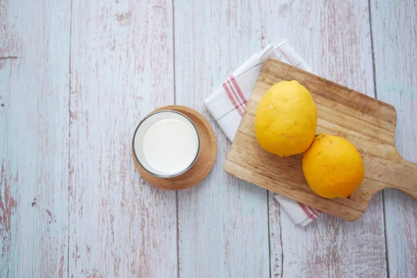 Sarı Arka Planda Bir Bardak Süt Limon — Stok fotoğraf