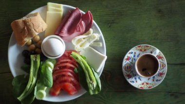 Peynirli, salatalıklı ve domatesli İran kahvaltısı. Yüksek kalite fotoğraf