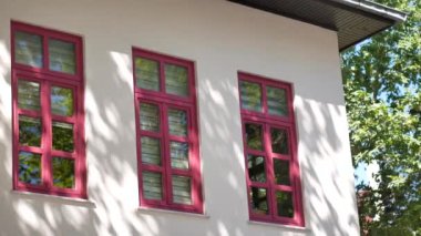 Beyaz renkli bir evin görüntüsünü oluştur 