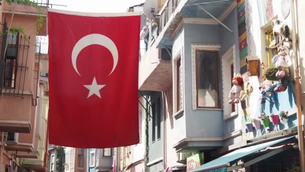 Χαμηλή Γωνιακή Άποψη Της Τουρκικής Σημαίας Κατά Του Ουρανού — Αρχείο Βίντεο