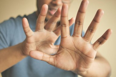  Genç adam iç çekmeyi kes..