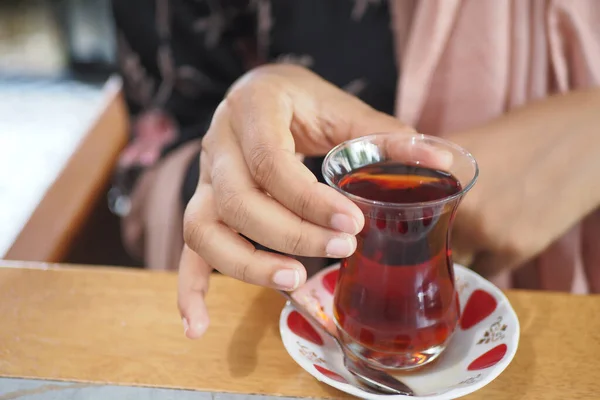 白テーブルの上の伝統的なトルコ茶 — ストック写真