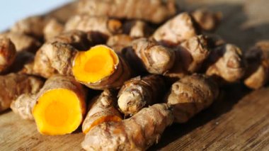 Tabaktaki zerdeçal kökünün detaylı görüntüsü 