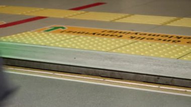 İstanbul metro istasyonunda metro kapısının kapatılması. .