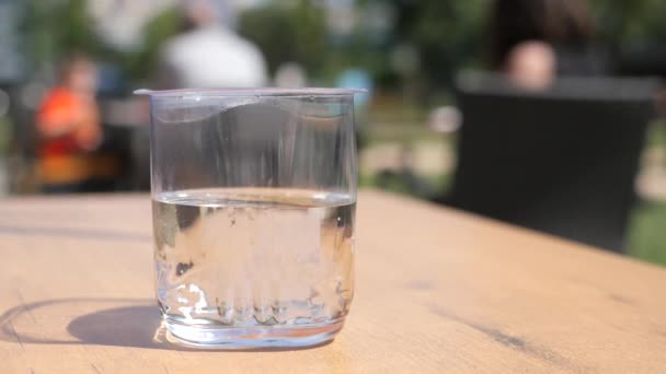 テーブルの上のプラスチック容器の新しい飲料水 — ストック動画