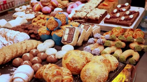 Много Различных Сладких Печенье Торт Прядет Кондитерской — стоковое видео