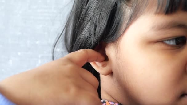 耳に痛みを感じる子供の女の子は — ストック動画