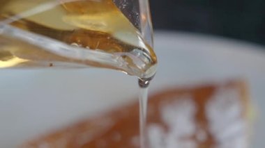  Kavanozdan taze bal dökülüyor. ,