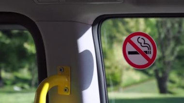 Arabanın camında duman işareti yok. .