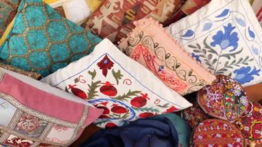 Geleneksel bir Türk Çarşısında renkli yastıklar satışa sunuldu