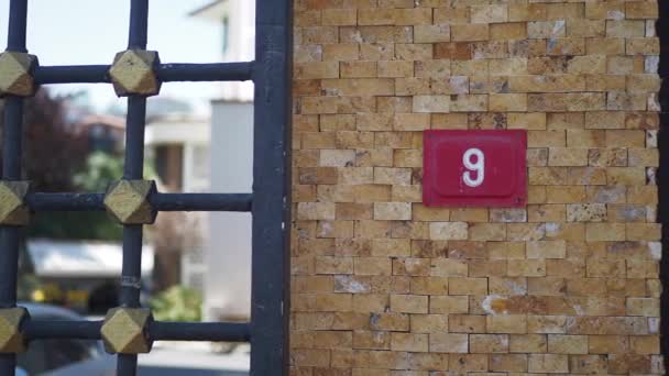 Casa Número Nove Letras Decorativas Uma Parede Tijolo — Vídeo de Stock