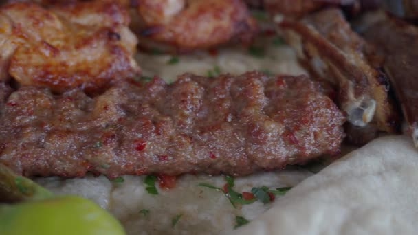 Kebab Traditioneel Turks Vleesvoedsel Met Salade Een Bord — Stockvideo