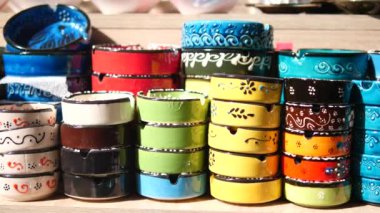 İstanbul 'daki Eski Pazar' da Türk geleneksel tasarım seramik tabakları,