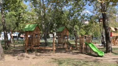 İstanbul 'daki ahşap çocuk parkı. ,