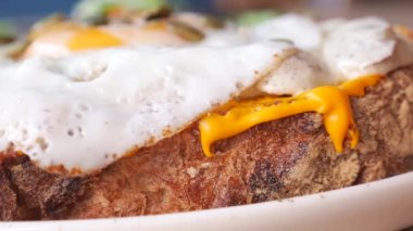 Avokado ve yumurtalı taze tost..