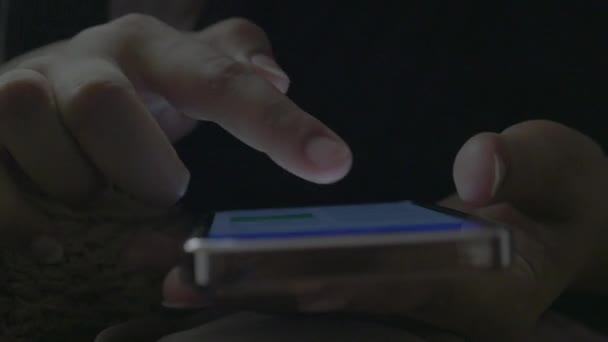 Gros Plan Main Jeune Homme Utilisant Téléphone Intelligent — Video