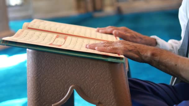 Homem Muçulmano Mão Segurando Livro Sagrado Alcorão Mesquita — Vídeo de Stock