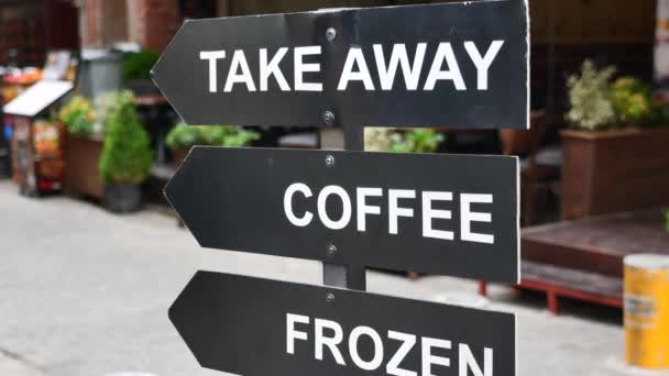 異なる種類のコーヒーを提供する喫茶店の看板 — ストック動画