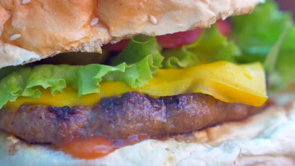 Cheeseburger Met Salade Tomaat Een Houten Plank — Stockvideo