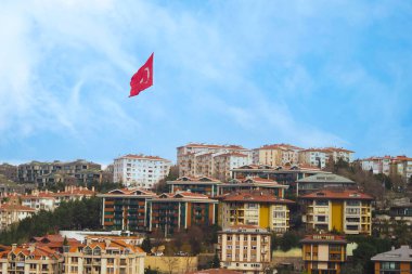 Gökyüzüne Karşı Türk Bayrağının Düşük Açı Görünümü