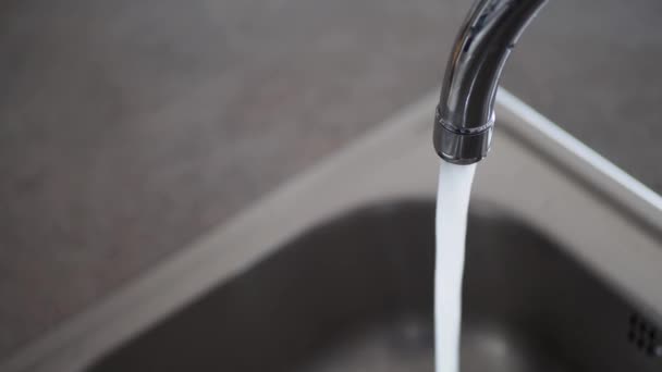台所の蛇口から滴り落ちる水 閉鎖だ 高品質4K映像 — ストック動画