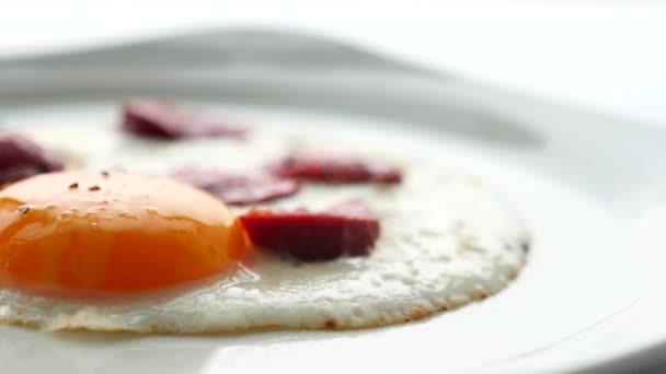 Tabakta Sosisle Karıştırılmış Yumurta — Stok video